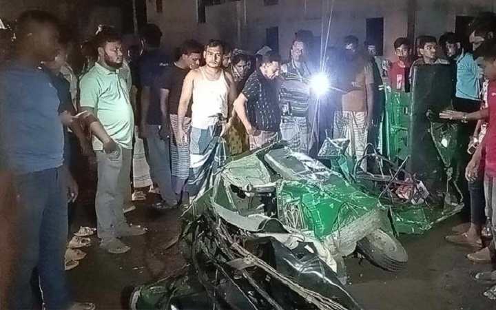 বগুড়ায় বাসচাপায় অটোরিকশা চালকসহ নিহত ২